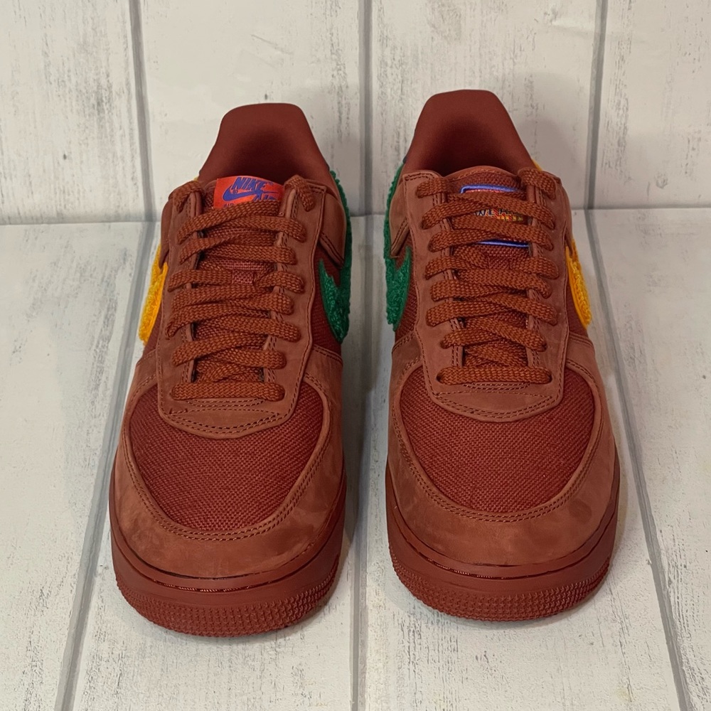 NIKE Men's  Air Force 1 Low Somos Familia Redstone size 10.5 US - Picture 2 of 12